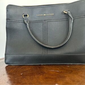Tommy Hilfiger Black Tote Bag with Sleek Design
